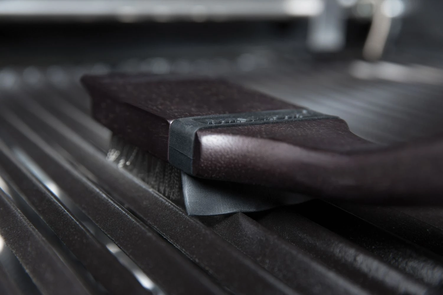 Broil King Holz Grillbürste 47cm Mit Edelstahlborsten + Spritzschutz 6 Broil King Holz Grillbürste 47cm Mit Edelstahlborsten + Spritzschutz - Image 4