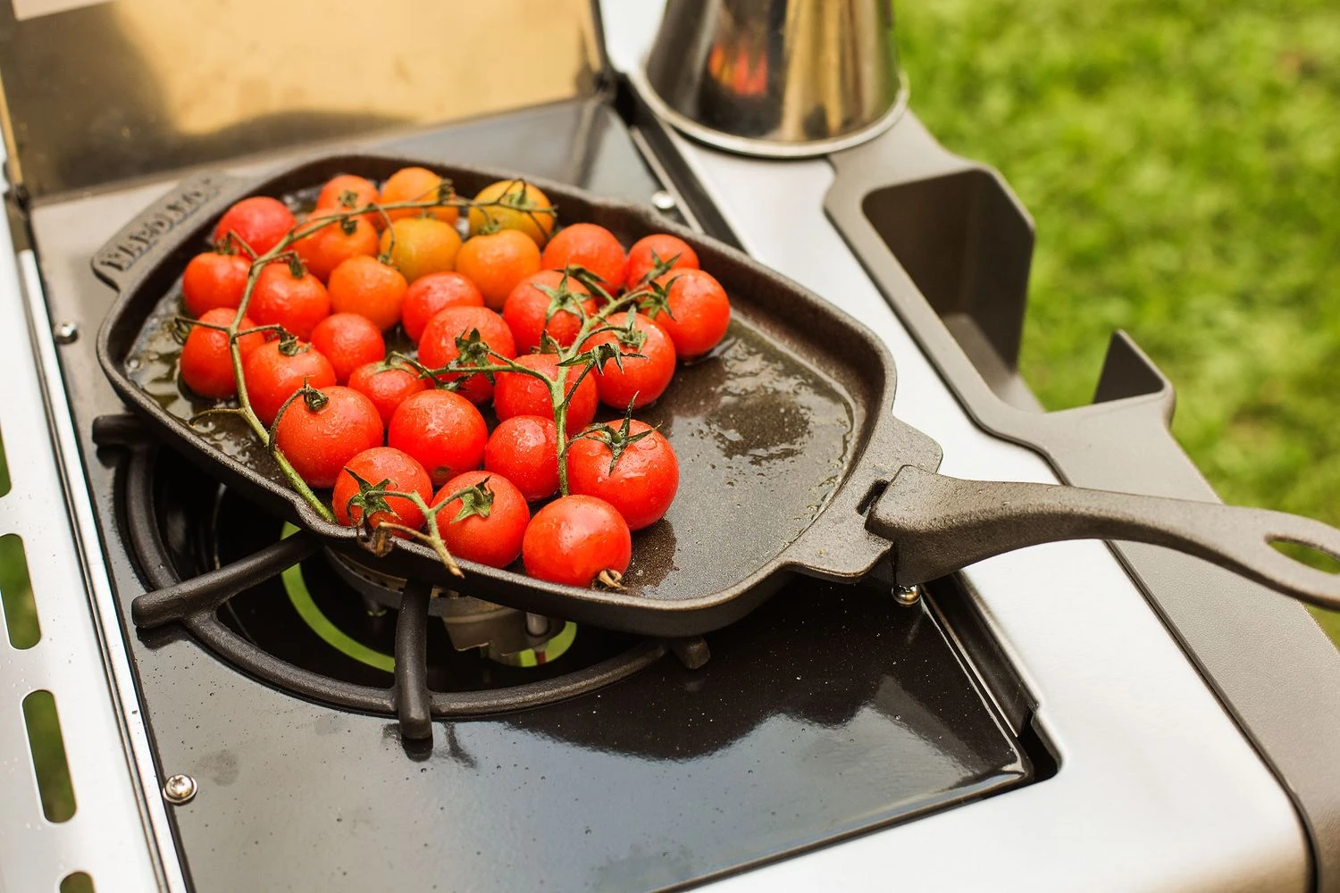 Napoleon Gusseiserne Pfanne Mit Holz Untersetzer - Auslaufartikel 5 Napoleon Gusseiserne Pfanne Mit Holz Untersetzer - Auslaufartikel - Image 3