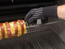 Napoleon BBQ Grillhandschuh Aramid Mit Silikon (1 Stück) -Rosles Der Grill Geschaft 62145 grilling gloves in use napoleon grills 1