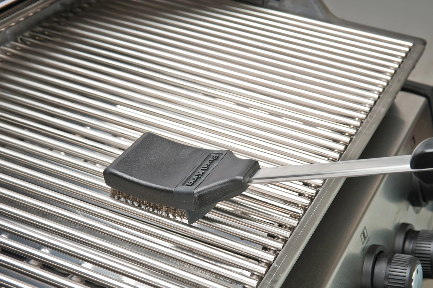 Broil King Grillbürste 47cm Edelstahlborsten Mit Spritzschutz + Ersatzkopf 5 Broil King Grillbürste 47cm Edelstahlborsten Mit Spritzschutz + Ersatzkopf - Image 3