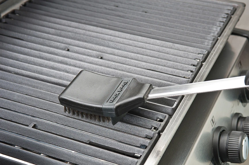 Broil King Grillbürste 47cm Edelstahlborsten Mit Spritzschutz + Ersatzkopf 6 Broil King Grillbürste 47cm Edelstahlborsten Mit Spritzschutz + Ersatzkopf - Image 4