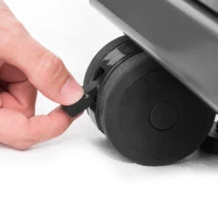 Broil King Regal 490 Black Gasgrill Inkl. Drehspieß - Modell 2023 19 Broil King Regal 490 Black Gasgrill Inkl. Drehspieß - Modell 2023 -Rosles Der Grill Geschaft Broil King Regal 490 Rolle feststellbar 1