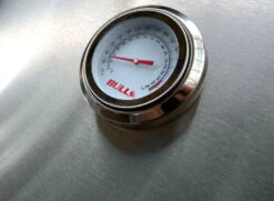 BULL Diablo - Gasgrill Mit Infrarot Backburner Und Rotisserie 13 BULL Diablo - Gasgrill Mit Infrarot Backburner Und Rotisserie -Rosles Der Grill Geschaft Bull Diablo Grillstation Thermometer Detail 62648CEBU Stand