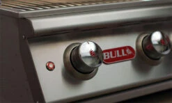 BULL Diablo - Gasgrill Mit Infrarot Backburner Und Rotisserie 17 BULL Diablo - Gasgrill Mit Infrarot Backburner Und Rotisserie -Rosles Der Grill Geschaft Bull Diablo Standgeraet Bedienknoepfe 6248CEBU Stand