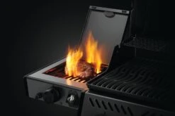 Napoleon Freestyle 425 Gasgrill, Graphit - Mit Sizzle Zone - X-DEAL Inkl. Grillplatte Und Plancha Tool-Set 29 Napoleon Freestyle 425 Gasgrill, Graphit - Mit Sizzle Zone - X-DEAL Inkl. Grillplatte Und Plancha Tool-Set -Rosles Der Grill Geschaft Freestyle F365 F425 Detail IR SideBurner Steak 3