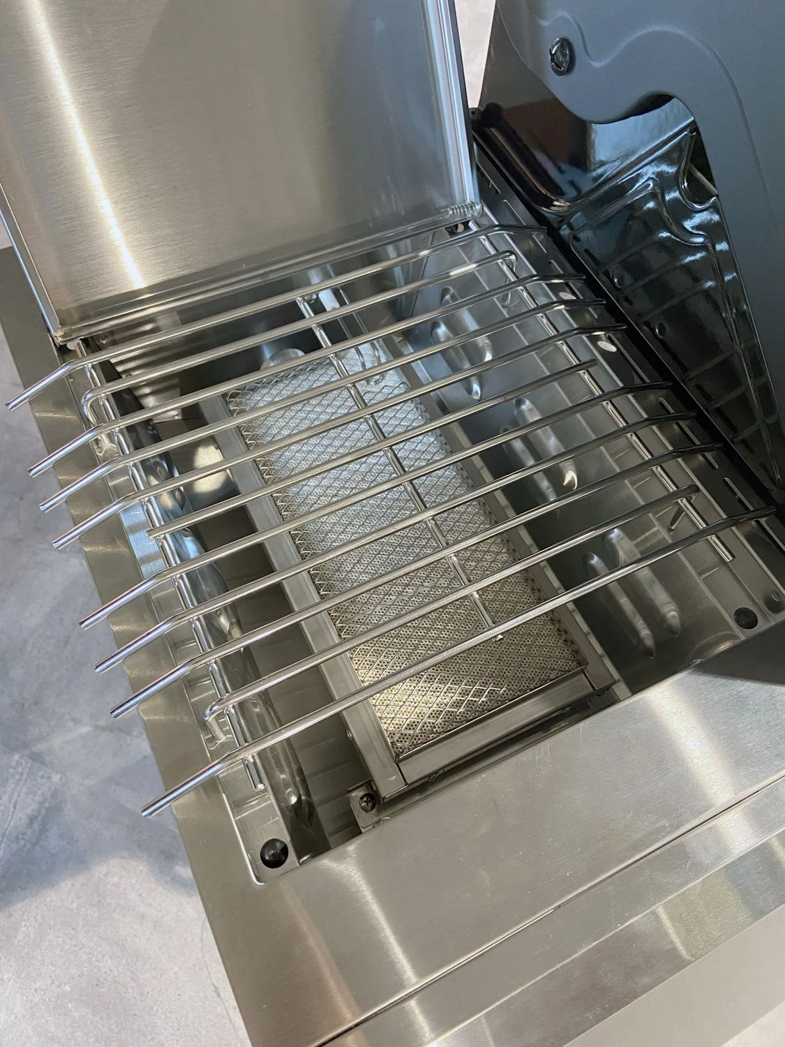 Grillfürst G520G 5-Brenner Gasgrill - Eintracht Frankfurt Edition - Gusseisenroste - X-DEAL Inkl. Zubehörpaket 9 Grillfürst G520G 5-Brenner Gasgrill - Eintracht Frankfurt Edition - Gusseisenroste - X-DEAL Inkl. Zubehörpaket - Image 7