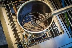 Grillfürst G410G 4-Brenner Gasgrill Mit Hochtemperaturbrenner Und Gusseisen Rosten - X-DEAL Inkl. Zubehörpaket -Rosles Der Grill Geschaft Grillfuerst Gasgrill G410G Seitenbrenner Topf