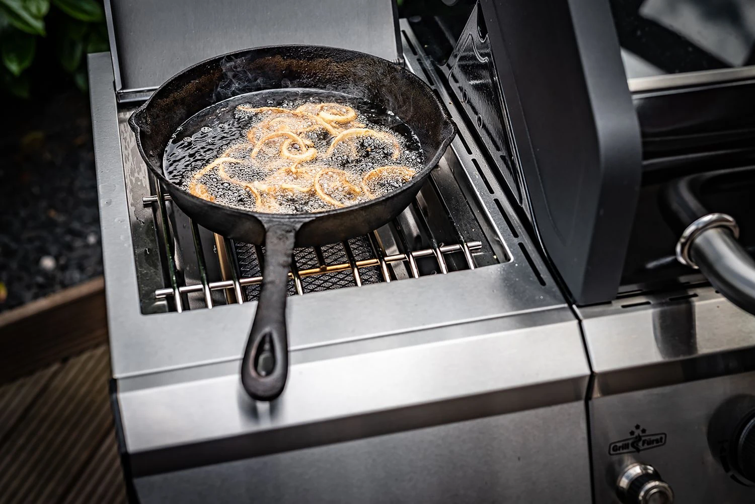 Grillfürst G520G 5-Brenner Gasgrill - Eintracht Frankfurt Edition - Gusseisenroste - X-DEAL Inkl. Zubehörpaket 16 Grillfürst G520G 5-Brenner Gasgrill - Eintracht Frankfurt Edition - Gusseisenroste - X-DEAL Inkl. Zubehörpaket - Image 14