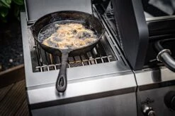 Grillfürst G520E 5-Brenner Gasgrill - Eintracht Frankfurt Edition - Edelstahlroste - X-DEAL Inkl. Zubehörpaket -Rosles Der Grill Geschaft Grillfuerst Gasgrill G520E Gusspfanne Steakzone