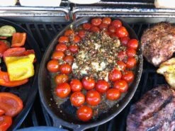 Napoleon Gusseisenpfanne Mit Untersetzer -Rosles Der Grill Geschaft Gusspfanne mit Schafskaese