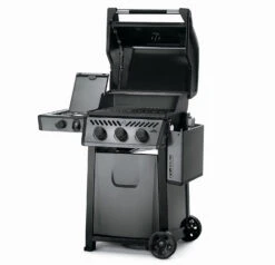 Napoleon Freestyle 365 Gasgrill, Graphit - Mit Seitenbrenner - Modell 2023 - X-DEAL Inkl. Drehspiess -Rosles Der Grill Geschaft Napoleon Freestyle 365 SB Seite abgeklappt 1