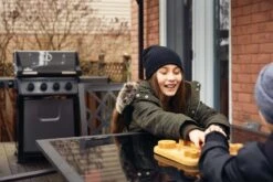 Napoleon Freestyle 425 Gasgrill, Graphit - Mit Sizzle Zone - Modell 2023 - X-DEAL Inkl. Drehspieß -Rosles Der Grill Geschaft Napoleon Freestyle 425 SIB Lifestyle Balkon