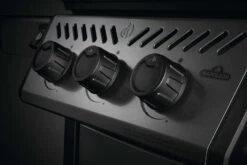 Napoleon Freestyle 365 Gasgrill, Graphit - Mit Sizzle Zone - Modell 2023 - X-DEAL Inkl. Drehspiess 30 Napoleon Freestyle 365 Gasgrill, Graphit - Mit Sizzle Zone - Modell 2023 - X-DEAL Inkl. Drehspiess -Rosles Der Grill Geschaft Napoleon Freestyle Bedienknoepfe 2