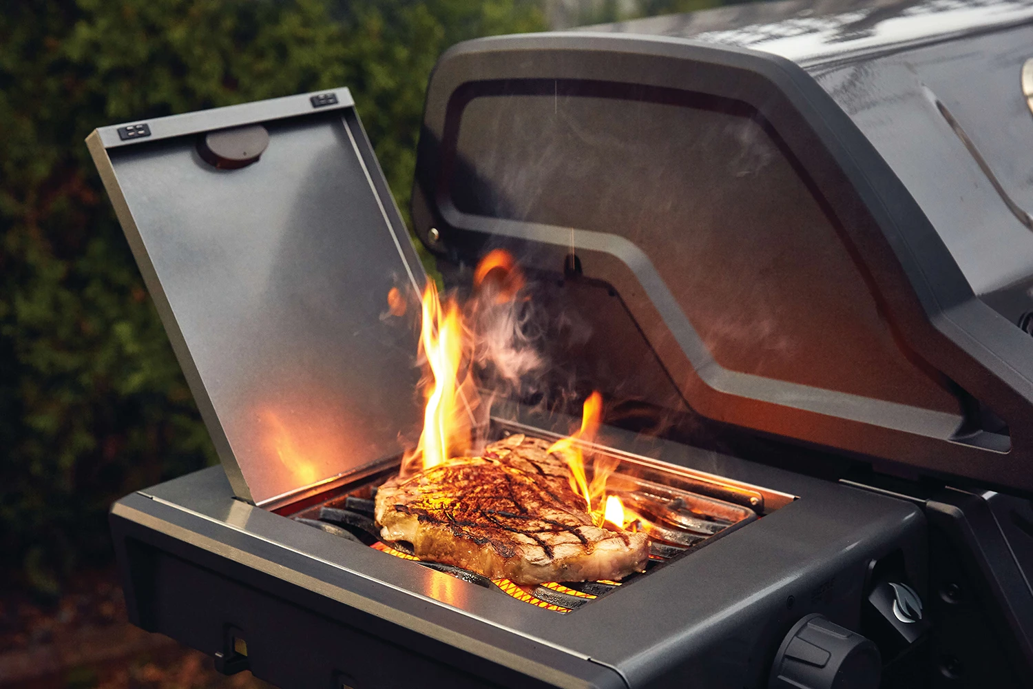 Napoleon Freestyle 365 Gasgrill, Graphit - Mit Sizzle Zone - Modell 2023 - X-DEAL Inkl. Drehspiess 11 Napoleon Freestyle 365 Gasgrill, Graphit - Mit Sizzle Zone - Modell 2023 - X-DEAL Inkl. Drehspiess - Image 9