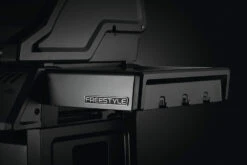 Napoleon Freestyle 425 Gasgrill, Graphit - Modell 2023 - X-DEAL Inkl. Drehspiess 23 Napoleon Freestyle 425 Gasgrill, Graphit - Modell 2023 - X-DEAL Inkl. Drehspiess -Rosles Der Grill Geschaft Napoleon Freestyle Seitenablage Besteckhaken 5