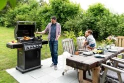 Napoleon Rogue 425 Gasgrill - All Black - Mit Seitenbrenner - Hero Modell 2023 Mit Heckbrenner Inkl. Drehspieß Und Abdeckhaube -Rosles Der Grill Geschaft Napoleon Gasgrill Rogue 425 Hero Lifestyle 01