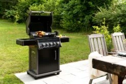 Napoleon Rogue 425 Gasgrill Mit Seitenbrenner Und Heckbrenner Inkl. Drehspieß -Rosles Der Grill Geschaft Napoleon Gasgrill Rogue 425 Hero Lifestyle Drehspiess 1