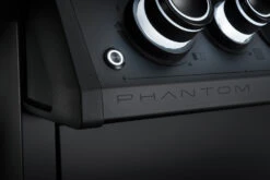Napoleon Phantom Rogue SE 425 Gasgrill, Mattschwarz Mit Sizzle Zone Und Heckbrenner - Modell 2023 -Rosles Der Grill Geschaft Napoleon Phantom Rogue RSE425SIBK 1PHM Detail Badge