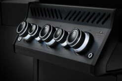 Napoleon Phantom Rogue SE 425 Gasgrill, Mattschwarz Mit Sizzle Zone Und Heckbrenner - Modell 2023 -Rosles Der Grill Geschaft Napoleon Phantom Rogue RSE425SIBK 1PHM Detail Knobs