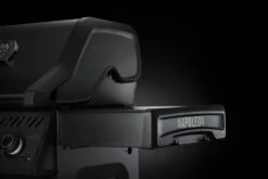 Napoleon Phantom Rogue SE 425 Gasgrill, Mattschwarz Mit Sizzle Zone Und Heckbrenner - Modell 2023 -Rosles Der Grill Geschaft Napoleon Phantom Rogue RSE425SIBK 1PHM Detail Side Shelf