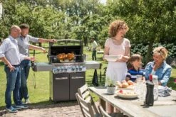 Napoleon Prestige 500 Gasgrill, Charcoal Grau - Mit Safety Glow - X-DEAL Inkl. Grillthermometer, Schneidebrett Und Windschild Für SIZZLE ZONE -Rosles Der Grill Geschaft Napoleon Prestige 500 grau p500grey lifestyle 1
