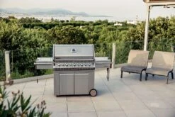 Napoleon Prestige Pro 665-3 Edelstahl Gasgrill Inkl. Drehspieß - Modell 2023 - SMART Deal Inkl. Grillfürst Grill Control Mit Companion Device Und Einstichthermometer -Rosles Der Grill Geschaft Napoleon Prestige Pro 665 Edelstahl Gasgrill Lifestyle