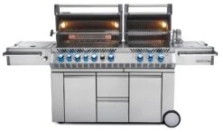 Napoleon Prestige Pro 825-3 Edelstahl Gasgrill Inkl. Drehspieß Und Bodenbeleuchtung - Modell 2023 - SMART Deal Inkl. Grillfürst Grill Control Mit Companion Device Und Einstichthermometer -Rosles Der Grill Geschaft Napoleon Prestige Pro 825 Gasgrill offen