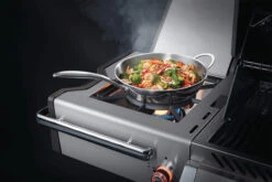 Napoleon Prestige Pro 825-3 Edelstahl Gasgrill Inkl. Drehspieß Und Bodenbeleuchtung - Modell 2023 - SMART Deal Inkl. Grillfürst Grill Control Mit Companion Device Und Einstichthermometer -Rosles Der Grill Geschaft Napoleon Prestige Pro 825 Seitenbrenner Wok