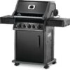 Napoleon Rogue 425 Gasgrill Mit Seitenbrenner Und Heckbrenner Inkl. Drehspieß -Rosles Der Grill Geschaft Napoleon Rogue 425 Gasgrill Hero seitlich 1