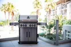 Napoleon Rogue SE 525 Edelstahl Gasgrill Mit Sizzle Zone Und Heckbrenner - Modell 2023 33 Napoleon Rogue SE 525 Edelstahl Gasgrill Mit Sizzle Zone Und Heckbrenner - Modell 2023 -Rosles Der Grill Geschaft Napoleon Rogue RSE 525 Edelstahl lifestyle