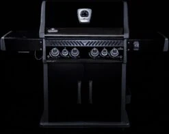 Napoleon Rogue SE 525 Gasgrill - All-black - Mit Sizzle Zone Und Heckbrenner - Grillfürst Edition - X-DEAL Inkl. Abdeckhaube, Gussplatte Und Drehspieß-Set - Modell 2022 -Rosles Der Grill Geschaft Napoleon Rogue SE All Black limited GF 2