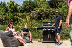 Napoleon Rogue XT 525 Gasgrill - All Black - Mit Sizzle Zone - Modell 2023 -Rosles Der Grill Geschaft Napoleon Rogue XT 525 Gasgrill mit Sizzle Zone Lifestyle01