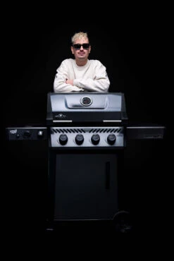 Napoleon Freestyle 425 Gasgrill - Mit Sizzle Zone - Limited Robin Schulz Barbecue Edition - Inkl. Mega Zubehörpaket -Rosles Der Grill Geschaft Napoleon und DJ Robin Schulz Freesystel Sonderedition