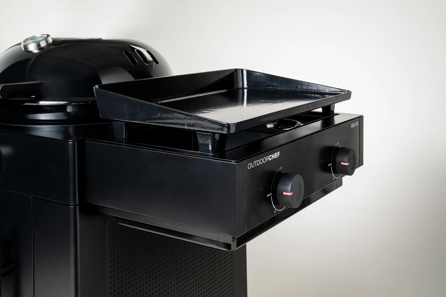 Outdoorchef Gas Kugelgrill Arosa 570 G Evo Black Style - Inkl. Blazing-/Cooking Zone Kit Plus Und Plancha 2 Outdoorchef Gas Kugelgrill Arosa 570 G Evo Black Style - Inkl. Blazing-/Cooking Zone Kit Plus Und Plancha