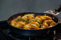 Outdoorchef Carbonstahl Pfanne Ø 24 Cm -Rosles Der Grill Geschaft Outdoorchef Carbonstahl Pfanne 24cm Anwendung