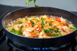 Outdoorchef Carbonstahl Pfanne Ø 28 Cm 15 Outdoorchef Carbonstahl Pfanne Ø 28 Cm -Rosles Der Grill Geschaft Outdoorchef Carbonstahl Pfanne 28cm Anwendung