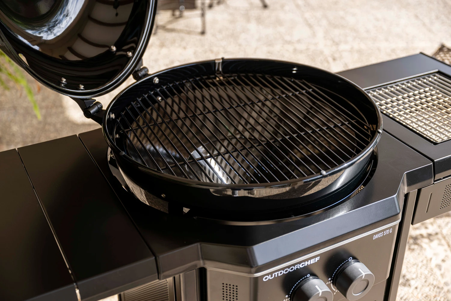 Outdoorchef Gas Kugelgrill Davos 570G Pro Mit Blazing Zone (Infrarotbrenner) & Abdeckhaube 11 Outdoorchef Gas Kugelgrill Davos 570G Pro Mit Blazing Zone (Infrarotbrenner) & Abdeckhaube - Image 9