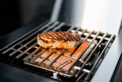 Outdoorchef Dualchef 425 G BZ Gasgrill Mit Blazing Zone Infrarotbrenner + DGS Gusseisen Grillrost 2 Stk.+ DGS Gemüse Grillrost 2 Stk. -Rosles Der Grill Geschaft Outdoorchef Dualchef 425G BZ Blazing Zone Steak