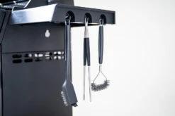 Outdoorchef Dualchef 425 G BZ Gasgrill Mit Blazing Zone Infrarotbrenner + DGS Gusseisen Grillrost 2 Stk.+ DGS Gemüse Grillrost 2 Stk. -Rosles Der Grill Geschaft Outdoorchef Dualchef 425G BZ Detail Besteckhalter 1