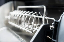 Outdoorchef Dualchef 425 G BZ Gasgrill Mit Blazing Zone Infrarotbrenner + DGS Gusseisen Grillrost 2 Stk.+ DGS Gemüse Grillrost 2 Stk. -Rosles Der Grill Geschaft Outdoorchef Dualchef 425G BZ Detail Heat Diffuser