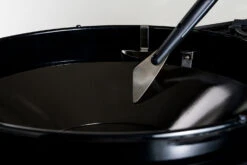 Outdoorchef Trichter Reinigungsset Für EASY FLIP Trichter -Rosles Der Grill Geschaft Outdoorchef Trichter Schaber Anwendung01 1