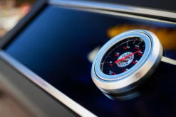 Rösle Videro G2-S VARIO+ Schwarz Gasgrill - FC Bayern Edition - Inkl. FC Bayern Abdeckhaube Und Grillbürste -Rosles Der Grill Geschaft Roesle FC Bayern Gasgrill Logo Deckelthermometer 1