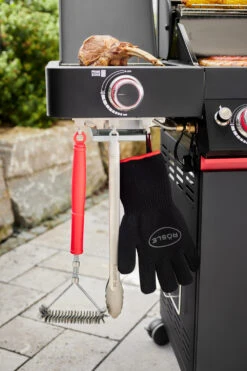 Rösle Videro G2-S VARIO+ Schwarz Gasgrill - FC Bayern Edition 33 Rösle Videro G2-S VARIO+ Schwarz Gasgrill - FC Bayern Edition -Rosles Der Grill Geschaft Roesle FC Bayern Videro Grill Prime Zone Besteckhaken 1