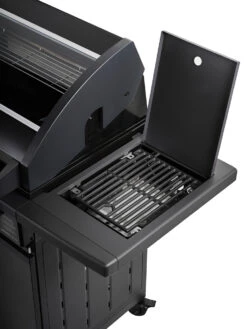 Rösle Gasgrill Magnum PRO G4-S - X-DEAL Inkl. Abdeckhaube, Gusseisen Grillplatte Und Drehspieß - Modell 2023 -Rosles Der Grill Geschaft Roesle Gagsrill Magnum Pro Prime Zone offen1