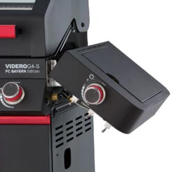 Rösle Videro G4-S VARIO+ Schwarz Gasgrill - FC Bayern Edition - Inkl. FC Bayern Abdeckhaube, Grillzange, Grillbürste Und Grillhandschuhe -Rosles Der Grill Geschaft Roesle Gasgrill Videro FC Bayern Detail Seitenablage