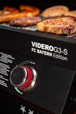 Rösle Videro G3-S VARIO+ Schwarz Gasgrill - FC Bayern Edition - Inkl. FC Bayern Abdeckhaube, Barbecue Grillzange Und Burgerpresse -Rosles Der Grill Geschaft Roesle Gasgrill Videro G3 S FC Bayern Edition Bedienblende