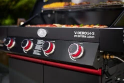 Rösle Videro G4-S VARIO+ Schwarz Gasgrill - FC Bayern Edition - Inkl. FC Bayern Abdeckhaube, Grillzange, Grillbürste Und Grillhandschuhe -Rosles Der Grill Geschaft Roesle Videro FC Bayern Edition Bedienblende G4 S