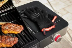 Rösle Videro G4-S VARIO+ Schwarz Gasgrill - FC Bayern Edition - Inkl. FC Bayern Abdeckhaube, Grillzange, Grillbürste Und Grillhandschuhe -Rosles Der Grill Geschaft Roesle Videro G4 S Seitenkocher Bayern Grill
