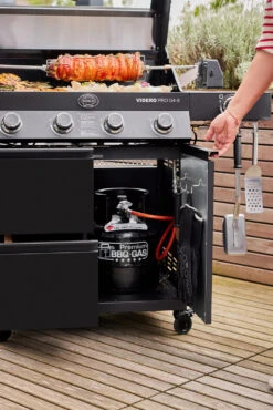 Rösle Gasgrill Videro Pro G4-S Vario+ Mattschwarz - Modell 2023 17 Rösle Gasgrill Videro Pro G4-S Vario+ Mattschwarz - Modell 2023 -Rosles Der Grill Geschaft RoesleVidero Pro G4 S Detail Gasflasche Unterschrank