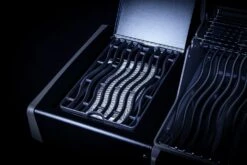 Napoleon Rogue SE 525 Gasgrill - All-black - Grillfürst Edition Inkl. Abdeckhaube - SMART Deal Inkl. Grillfürst Grill Control - Modell 2022 26 Napoleon Rogue SE 525 Gasgrill - All-black - Grillfürst Edition Inkl. Abdeckhaube - SMART Deal Inkl. Grillfürst Grill Control - Modell 2022 -Rosles Der Grill Geschaft Sizzle Zone All Black